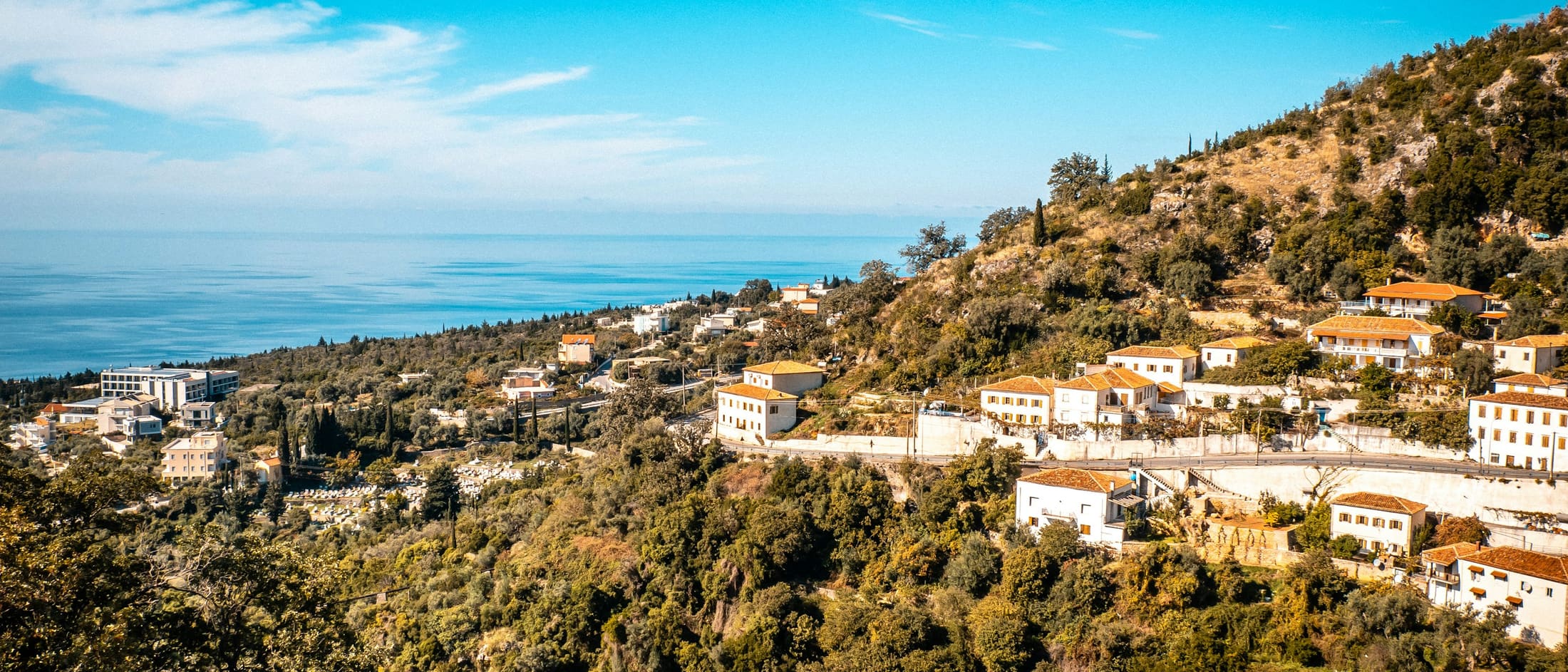 Küstendorf Dhërmi am Hang über dem Ionischen Meer