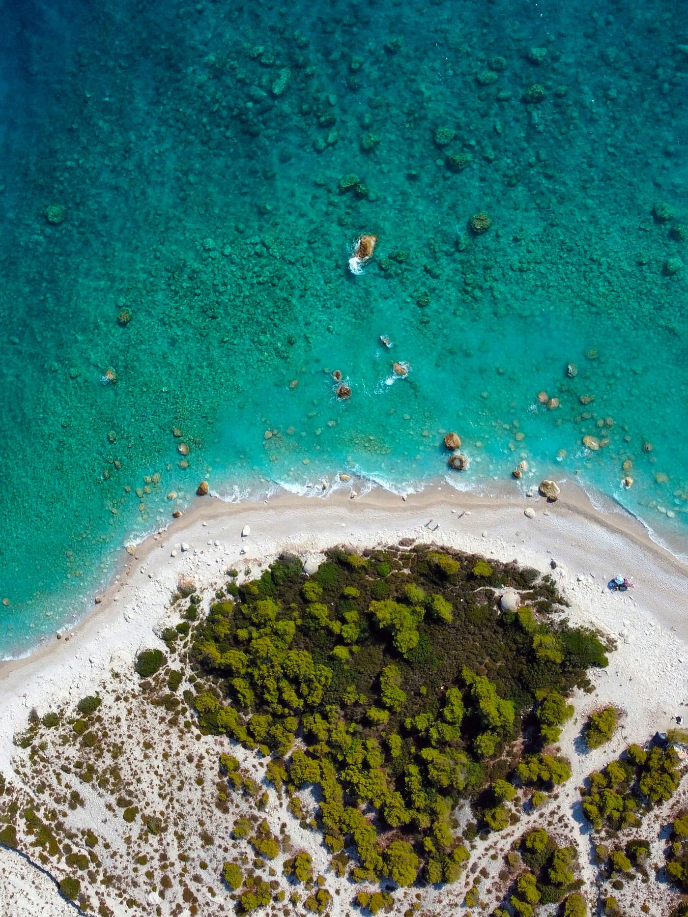 Strand von Palasë an der albanischen Riviera aus der Vogelperspektive, türkisfarbenes Wasser