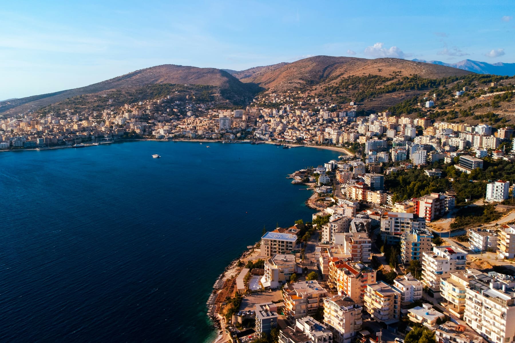 Bucht und Stadt von Sarandë aus der Luft